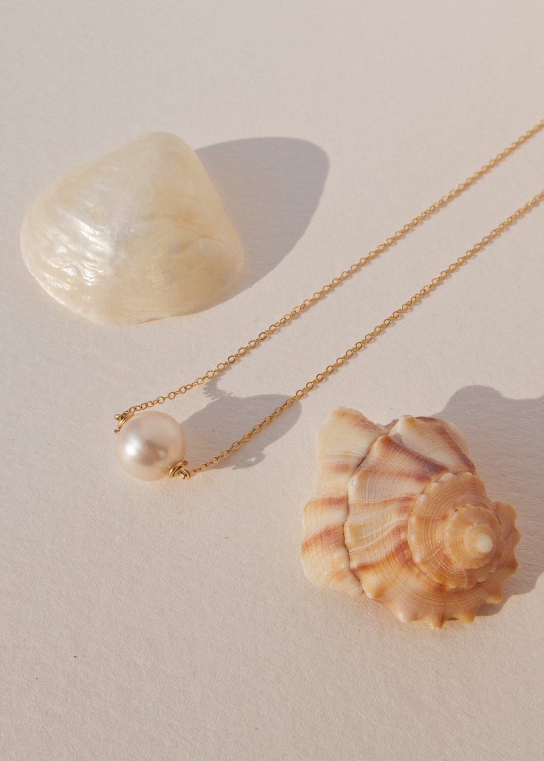 Solo pearl necklace with gold-filled chain