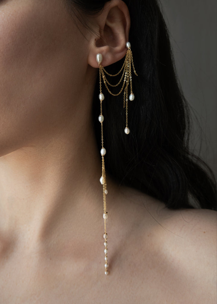 Sueño - Whether you have multiple piercings or just one, these are the earrings you’ve likely dreamed of. Dainty and delicate, yet anything but understated—they sway softly and catch every bit of light. Designed to be worn on either ear, with a cuff versi