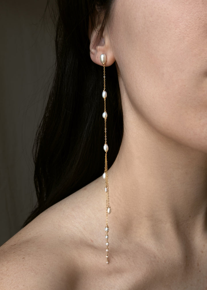 Sueño - Whether you have multiple piercings or just one, these are the earrings you’ve likely dreamed of. Dainty and delicate, yet anything but understated—they sway softly and catch every bit of light. Designed to be worn on either ear, with a cuff versi