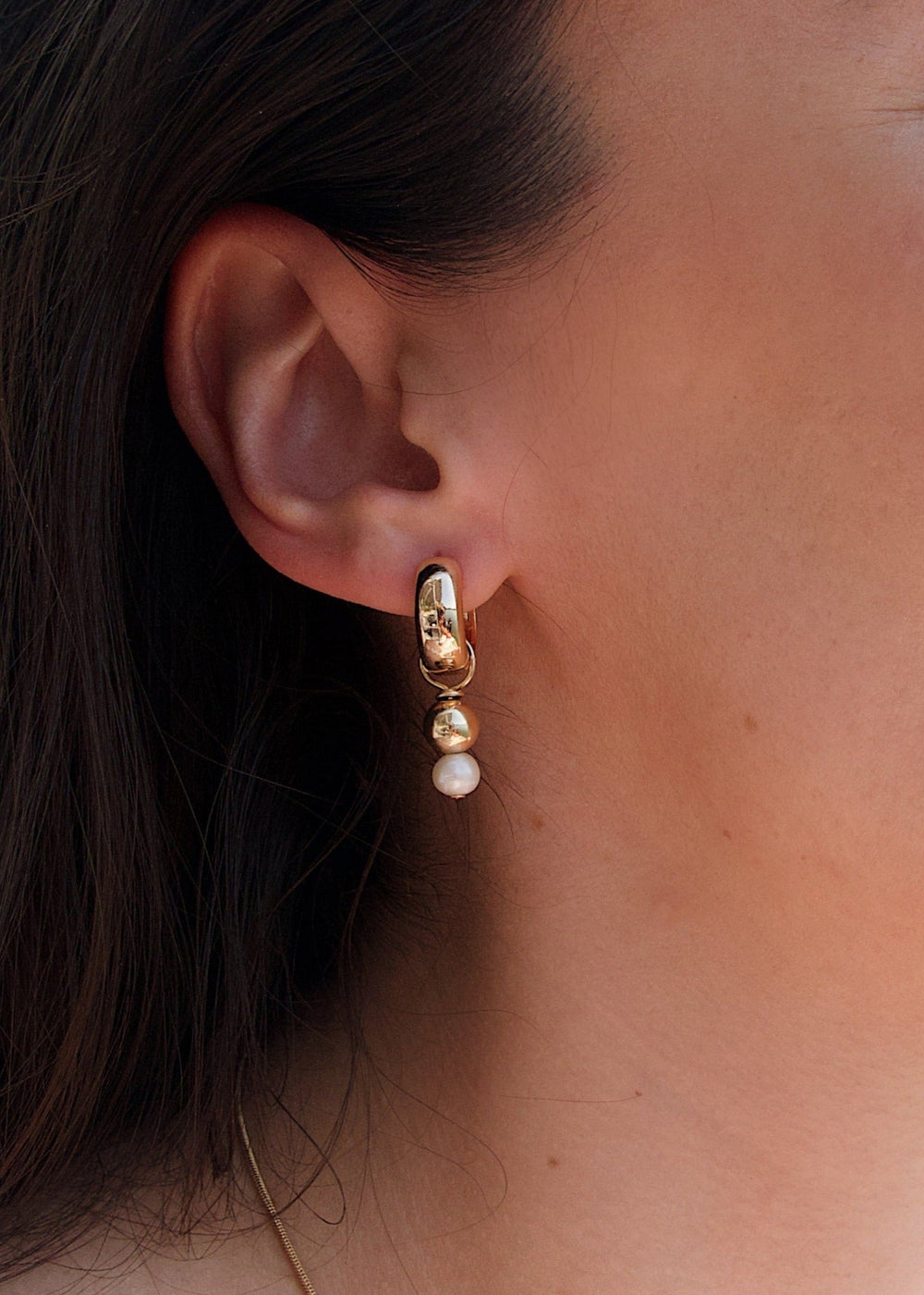 Gold-filled earring with a gold bead and a small pearl