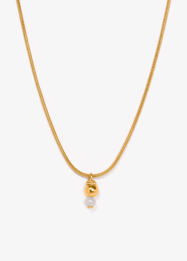 Gold-filled necklace with a gold bead and a small pearl