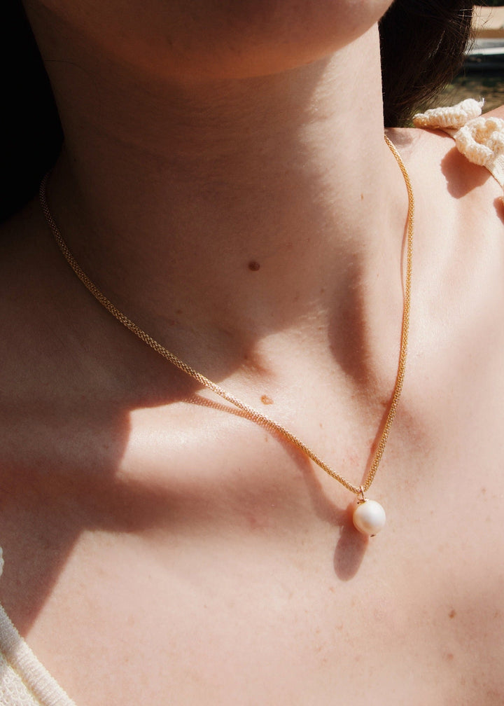 Necklace with gold-filled mesh chain and a button pearl