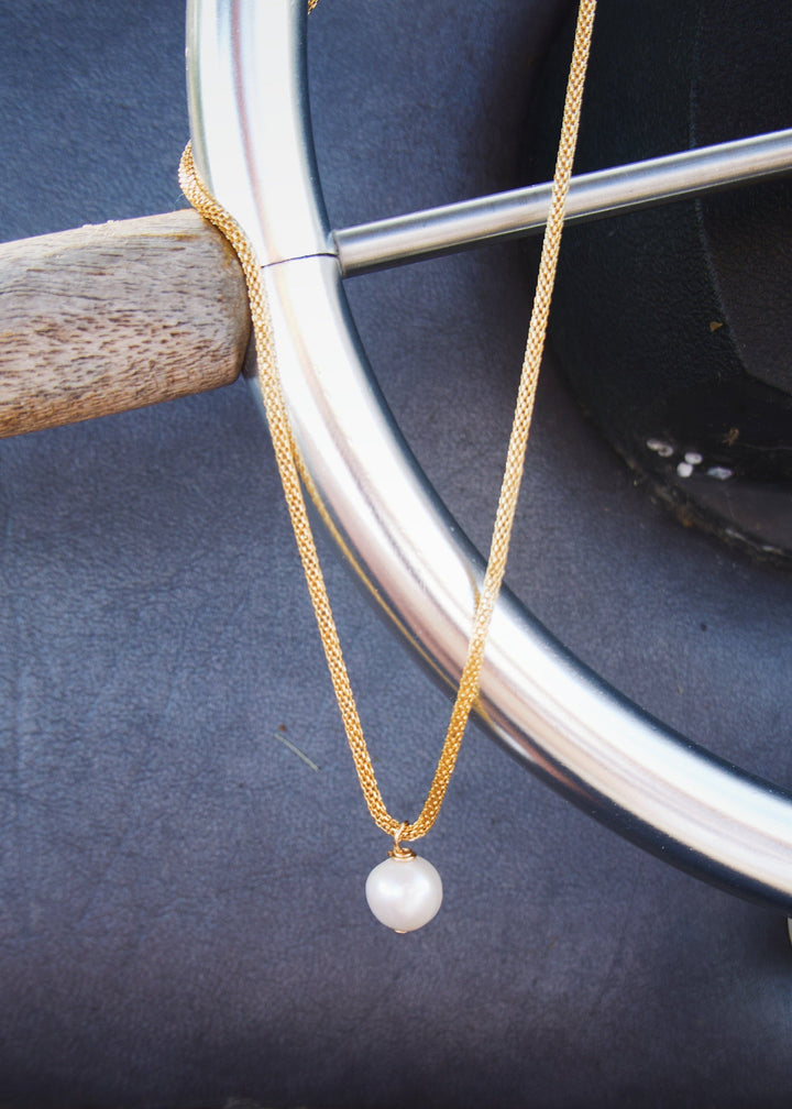 Necklace with gold-filled mesh chain and a button pearl