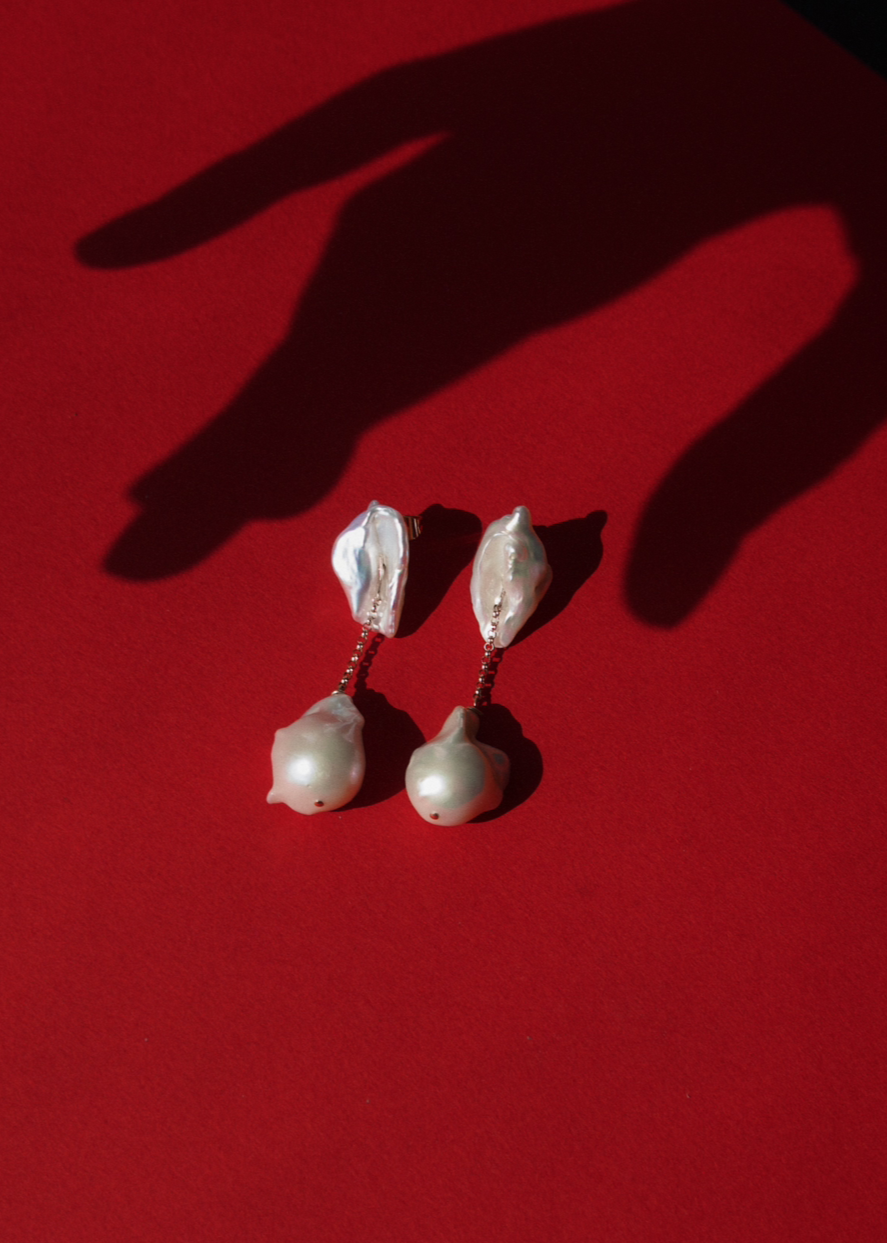 Fine earrings with a keshi and a baroque pearl