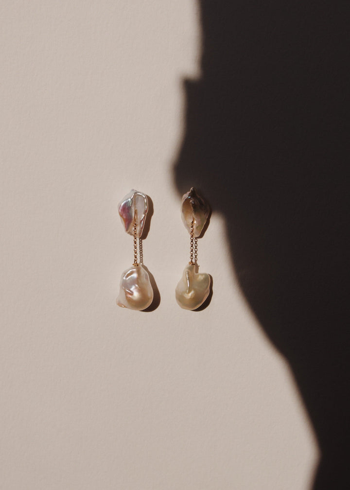 Fine earrings with a keshi and a baroque pearl