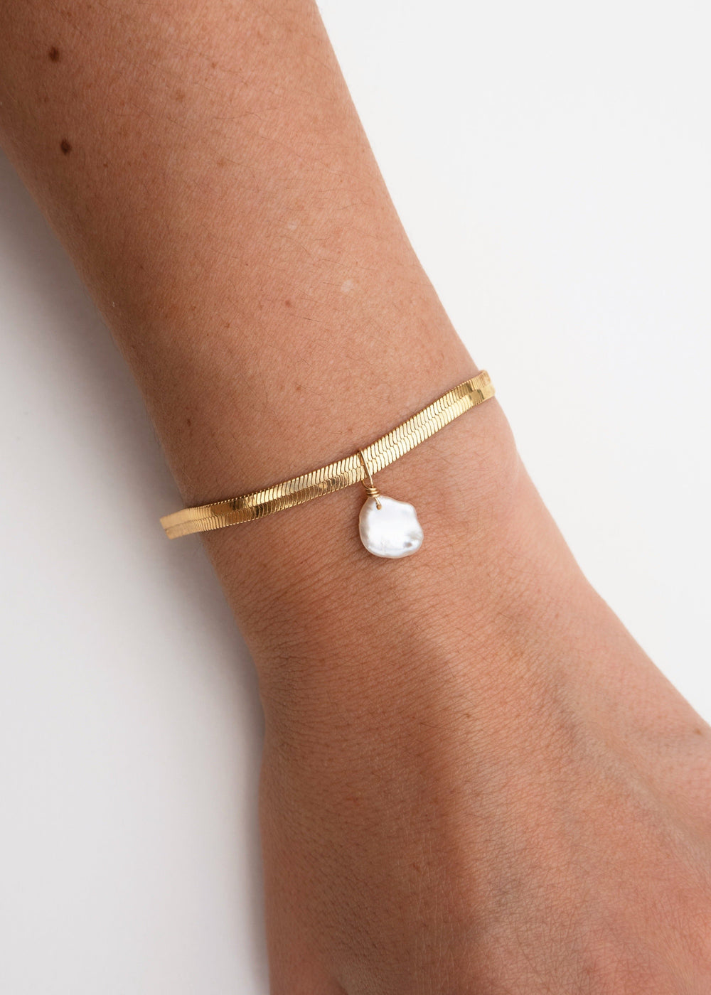 Charming bracelet with gold-filled sleeky chain and a large keshi pearl