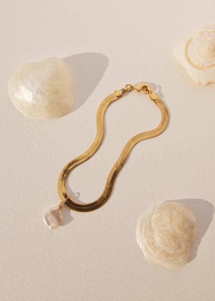 Charming bracelet with gold-filled sleeky chain and a large keshi pearl