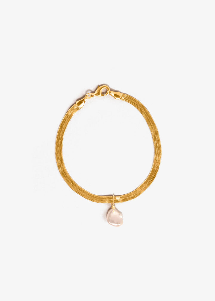 Charming bracelet with gold-filled sleeky chain and a large keshi pearl