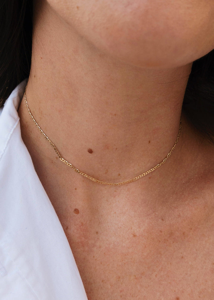 Choker on neck with gold-filled sleeky chain