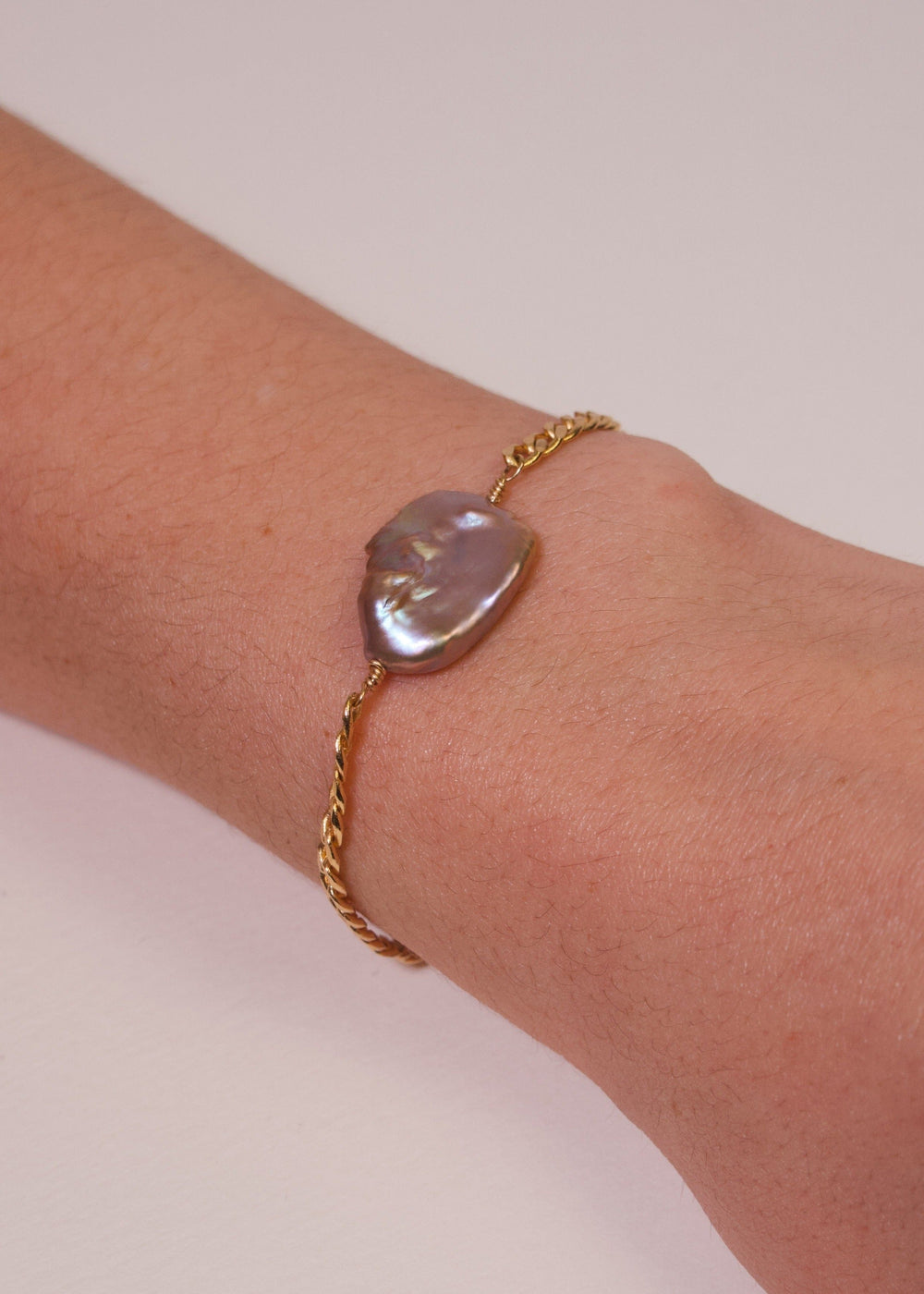 Gold-filled bracelet with a large mauve keshi pearl