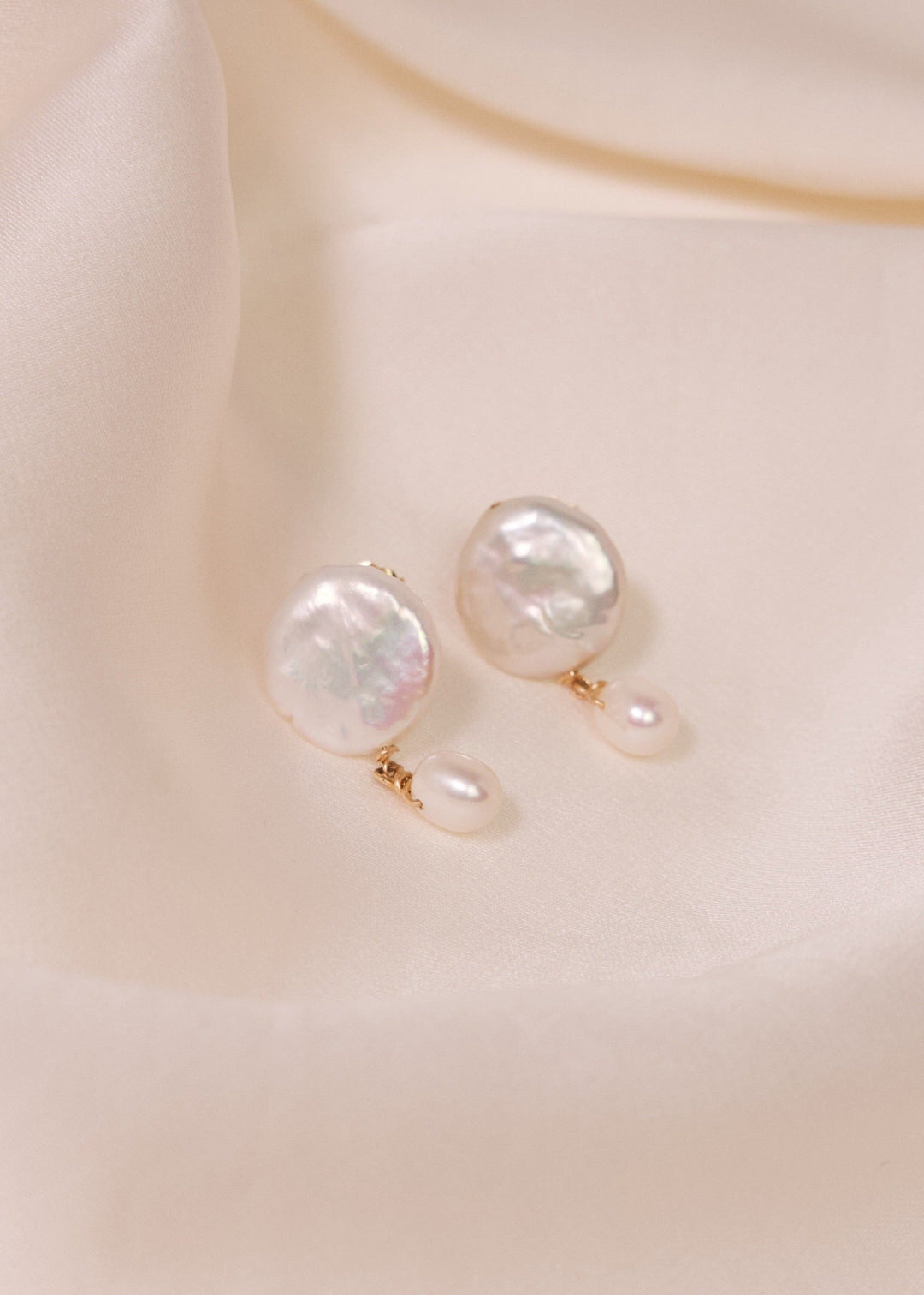 Gold-filled mini earrings with a white coin pearl and a dainty pearl