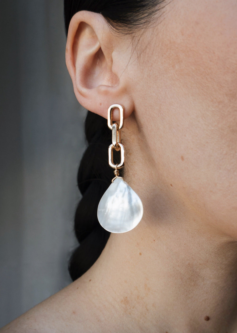 Earrings with gold-filled chunky chain and a large white pearl