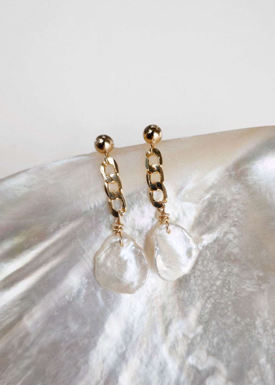 Simple earrings with gold-filled curb chain and a keshi pearl