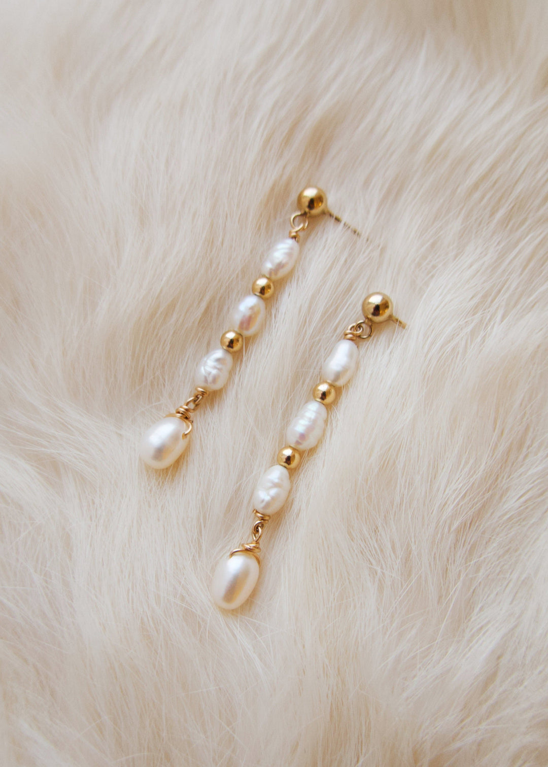 Charming earrings with gold beads and baroque pearls