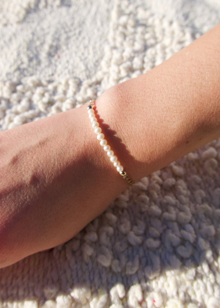 Gold-filled bracelet with gold beads and lustrous white pearls